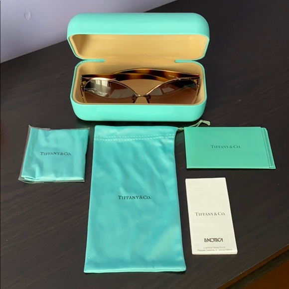 FENDI Sunglasses 😎 - Picture 2 of 6